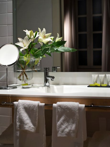 Bathroom of the Superior room of the Mercer House Bòria BCN