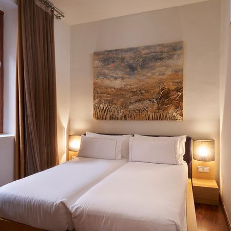 Cama en la habitación del Mercer House Bòria BCN