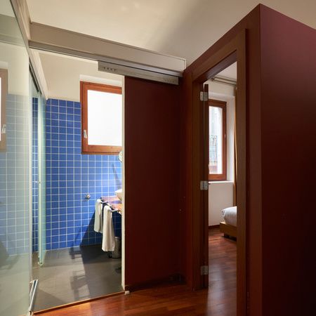Baño en la habitación del Mercer House Bòria BCN