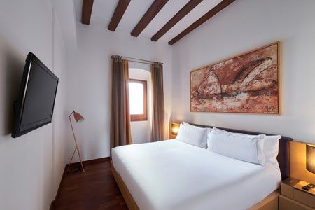 Bed in a room of the Mercer House Bòria BCN