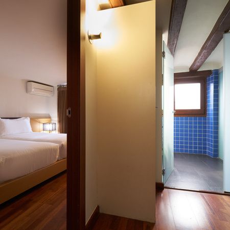 Baño y cama del Mercer House Bòria BCN