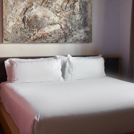 Cama de la habitación en el Mercer House Bòria BCN