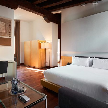 Cama de la habitación en el Mercer House Bòria BCN