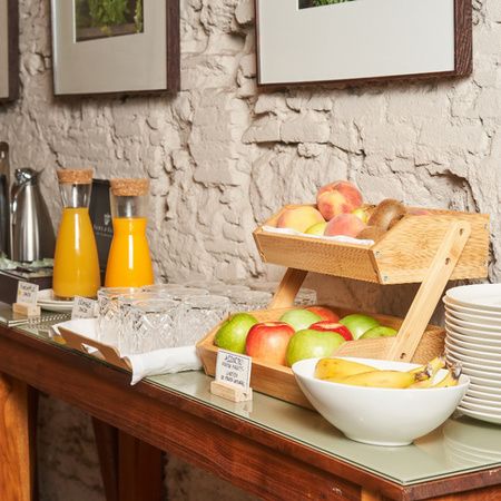Fruta y zumos de desayuno en el Mercer House Bòria BCN