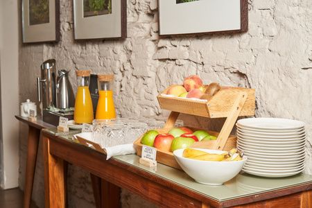 Fruta y zumos de desayuno en el Mercer House Bòria BCN